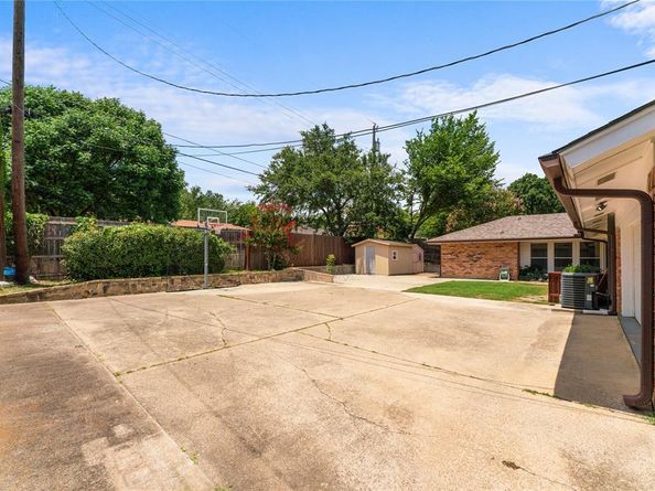 1317  Broadmoor Lane , Irving Texas 75061
