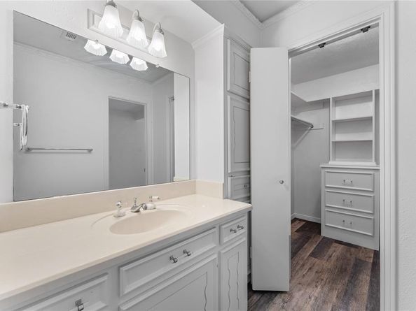 1317  Broadmoor Lane , Irving Texas 75061