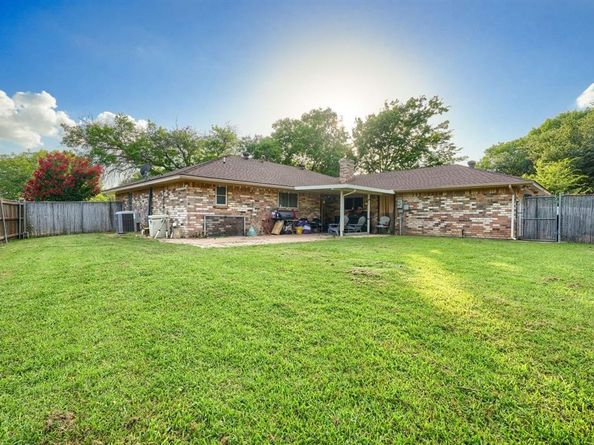 1048  Sherod Drive , DeSoto Texas 75115