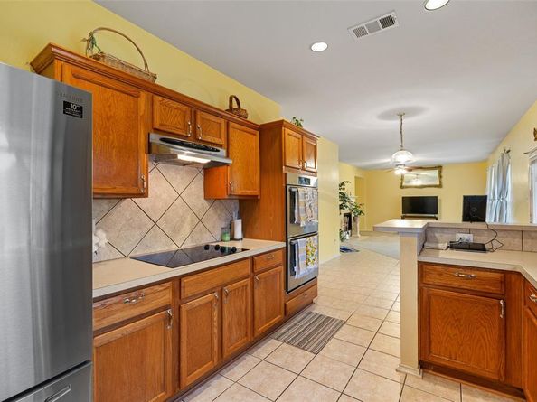 7005  Meadow Bend Drive , Arlington Texas 76002
