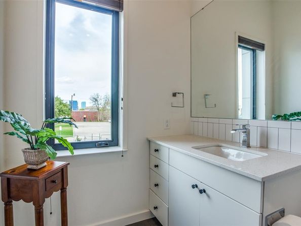 452 W Morphy Street , Fort Worth Texas 76104