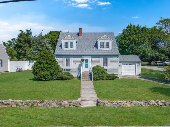 23 Hammond St, Mattapoisett MA 02739