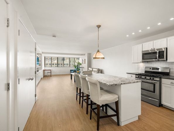 8 Whittier Pl 14F, Boston MA 02114