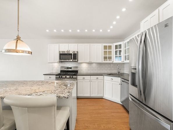 8 Whittier Pl 14F, Boston MA 02114