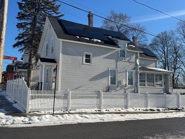 92 Maverick St, Fitchburg MA 01420