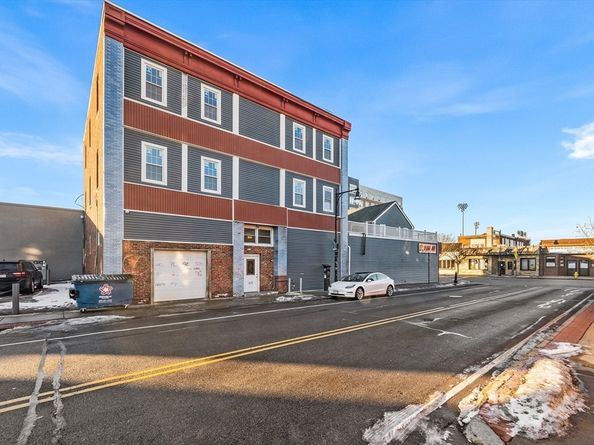 64 Green St, Worcester MA 01604