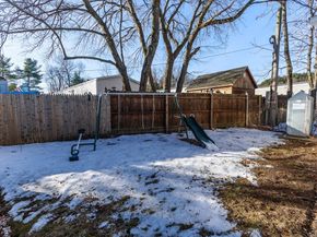 195 Shoreline Dr, Billerica MA 01862