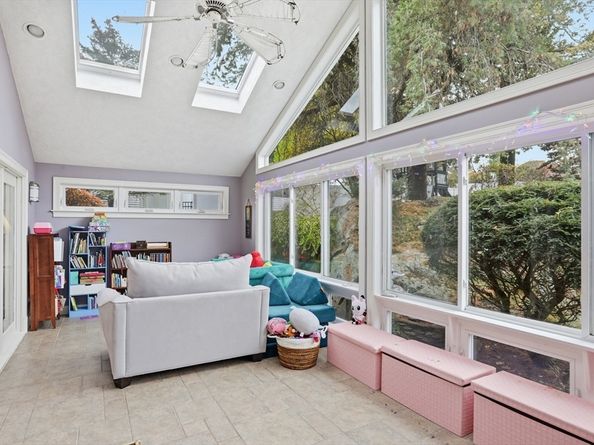 24 Angelica Dr, Framingham MA 01701