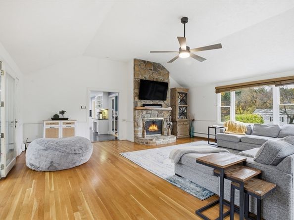 24 Angelica Dr, Framingham MA 01701