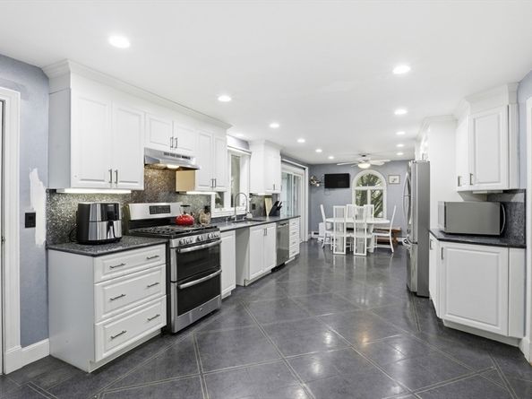 24 Angelica Dr, Framingham MA 01701