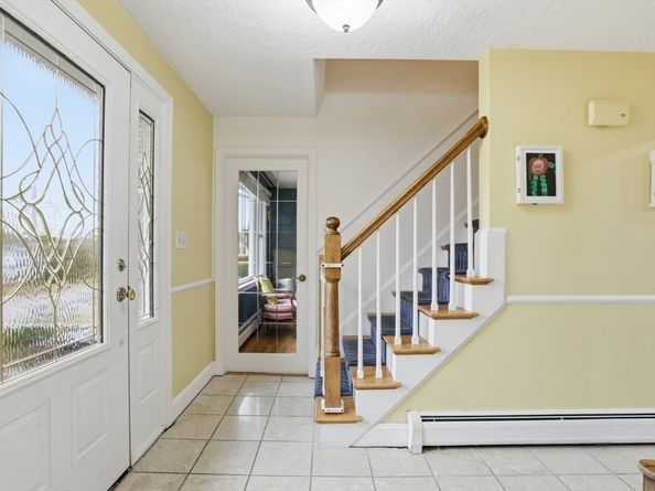 24 Angelica Dr, Framingham MA 01701