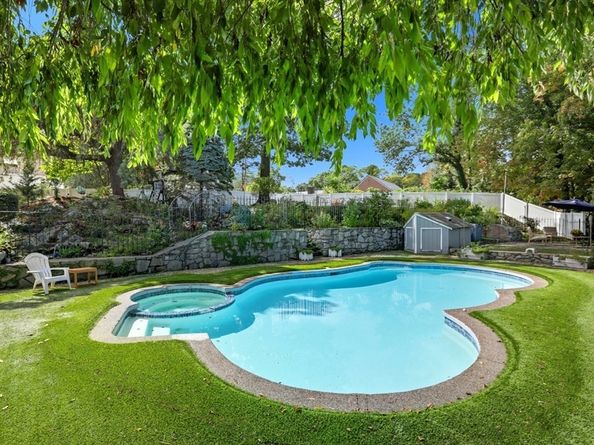 24 Angelica Dr, Framingham MA 01701