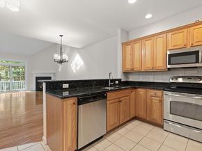22 Broadmoor Ln 22, Peabody MA 01960