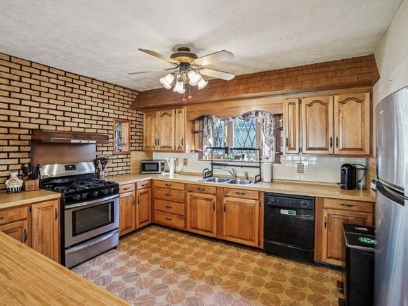 4 Westboro Rd, Grafton MA 01536