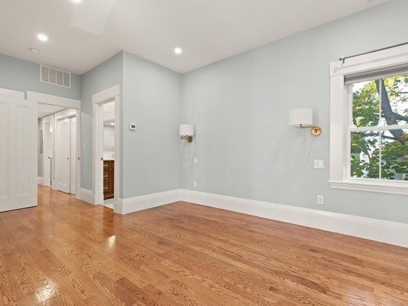 70 School St, Waltham MA 02452