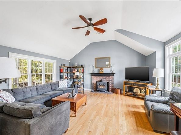 20 Edward Dr, Pembroke MA 02359