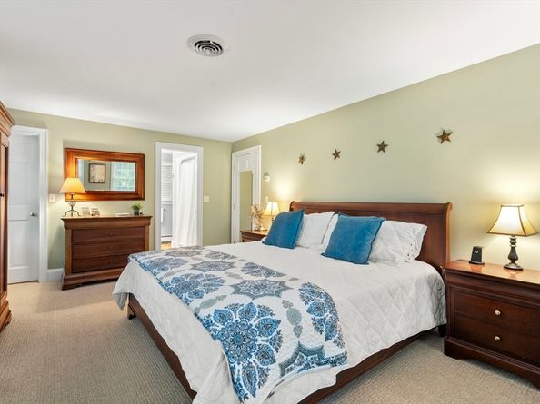 14 Harding Street, Medfield MA 02052