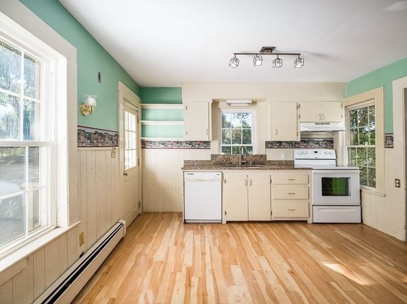 98 Main St, Wenham MA 01984