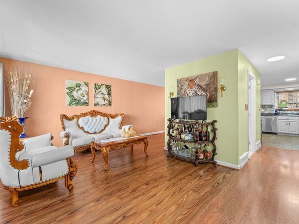 902 Irving Rd 902, Randolph MA 02368