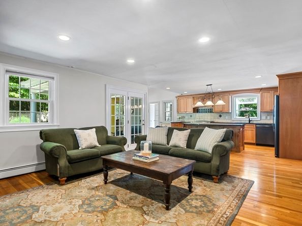 17 Topsfield Rd, Wenham MA 01984