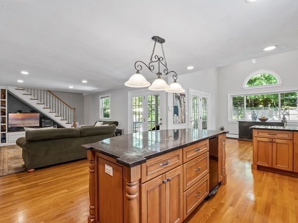 17 Topsfield Rd, Wenham MA 01984