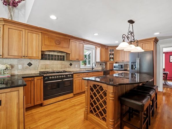 17 Topsfield Rd, Wenham MA 01984