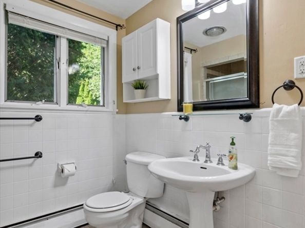 17 Topsfield Rd, Wenham MA 01984