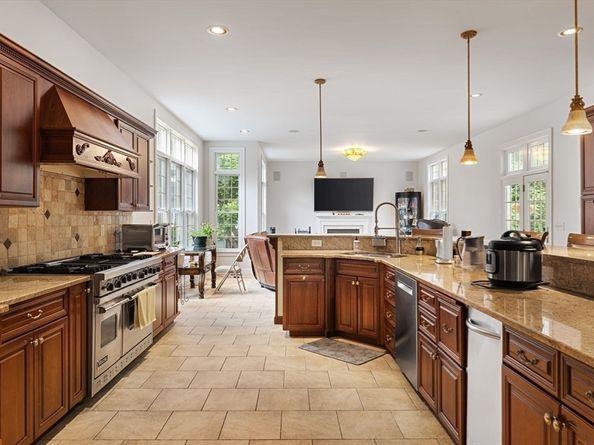 6 Ashley Court, Lynnfield MA 01940