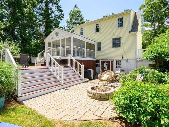 89 W Elm St, Pembroke MA 02359