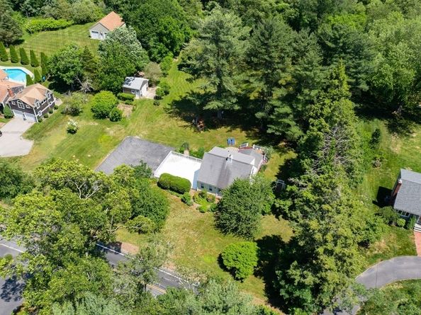 89 W Elm St, Pembroke MA 02359