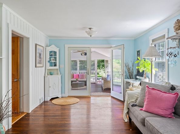 89 W Elm St, Pembroke MA 02359