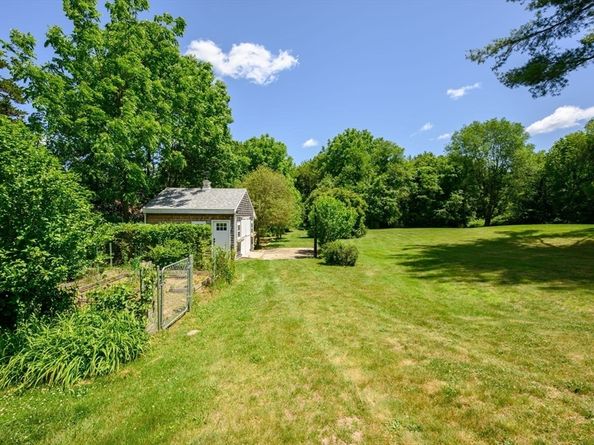 89 W Elm St, Pembroke MA 02359