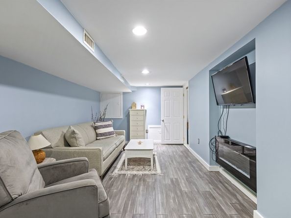 89 W Elm St, Pembroke MA 02359