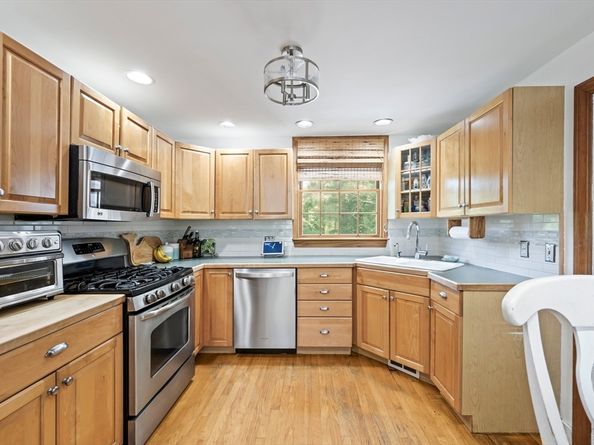 89 W Elm St, Pembroke MA 02359