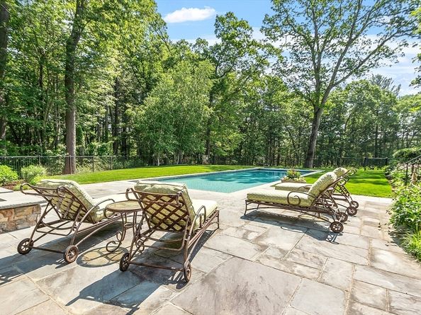 76 Red Coat Ln, Concord MA 01742