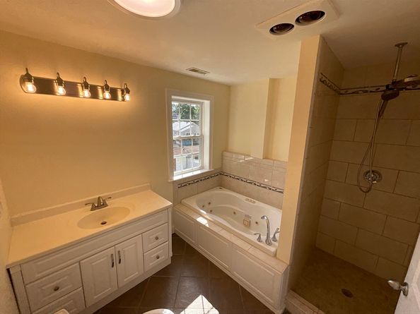 33 Lakeside Dr, Shrewsbury MA 01545