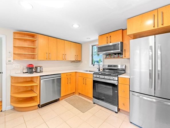 93 Sweetwater St, Saugus MA 01906