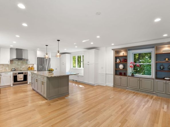 216 Clapboardtree St, Westwood MA 02090