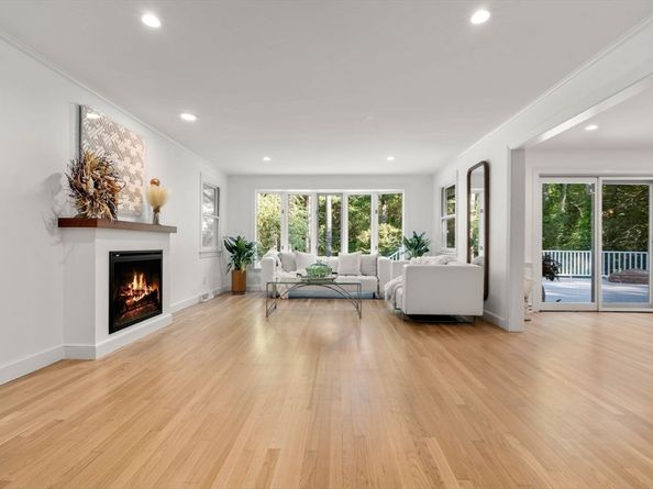 216 Clapboardtree St, Westwood MA 02090
