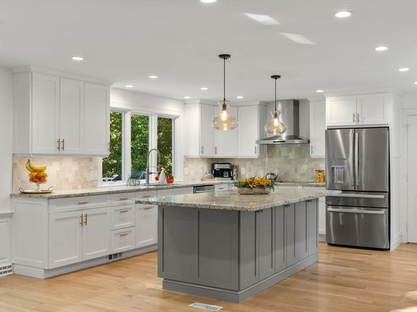 216 Clapboardtree St, Westwood MA 02090