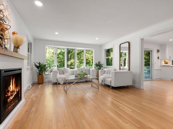 216 Clapboardtree St, Westwood MA 02090