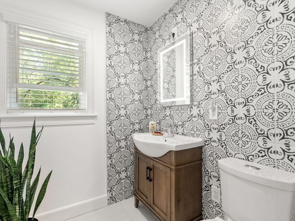 216 Clapboardtree St, Westwood MA 02090