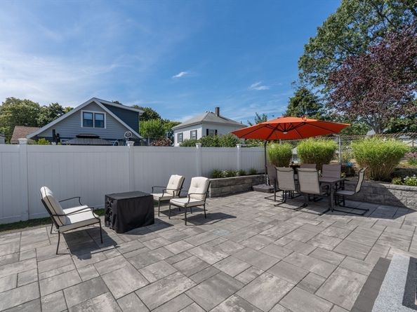 39 Pine St, Wakefield MA 01880