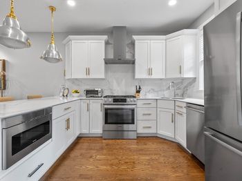 579 Baker St