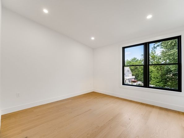 290 Watertown St 4, Newton MA 02458