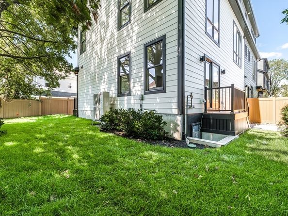 290 Watertown St 4, Newton MA 02458