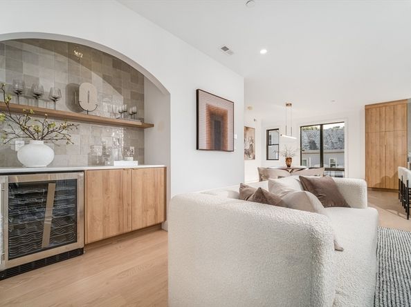 290 Watertown St 4, Newton MA 02458