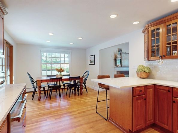 10 Glen Cir, Waltham MA 02451