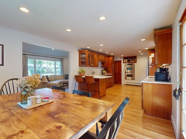 10 Glen Cir, Waltham MA 02451