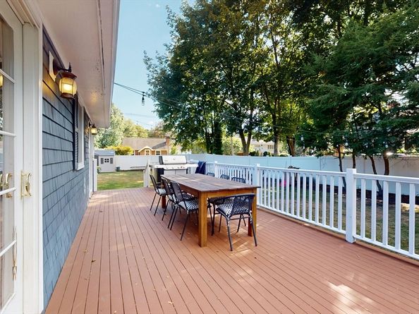10 Glen Cir, Waltham MA 02451